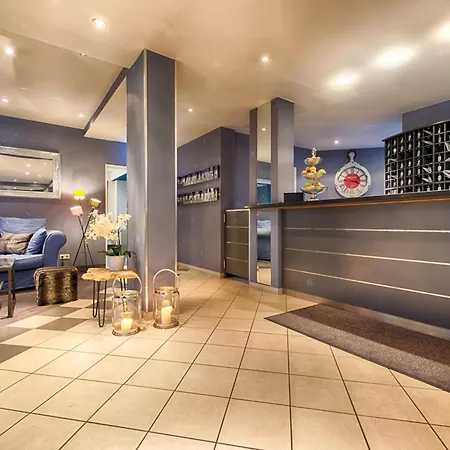 Enjoy West אכסניה *