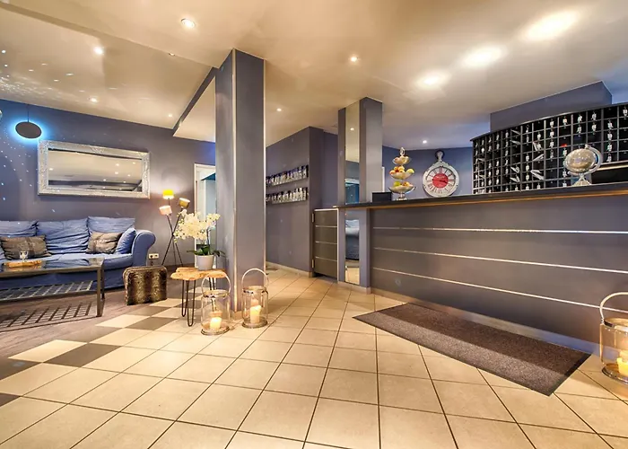 Enjoy West אכסניה *